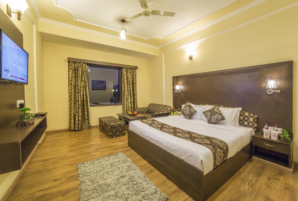 Palette - Solar Residency Hotel Srīnagar Buitenkant foto
