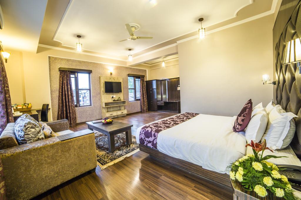 Palette - Solar Residency Hotel Srīnagar Buitenkant foto