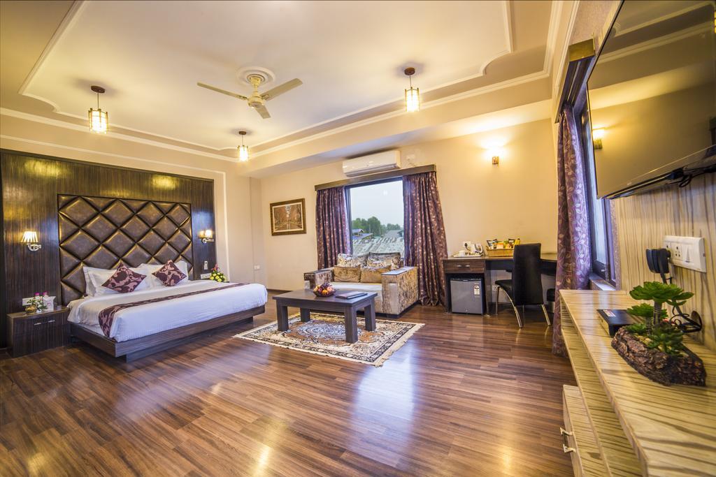 Palette - Solar Residency Hotel Srīnagar Buitenkant foto