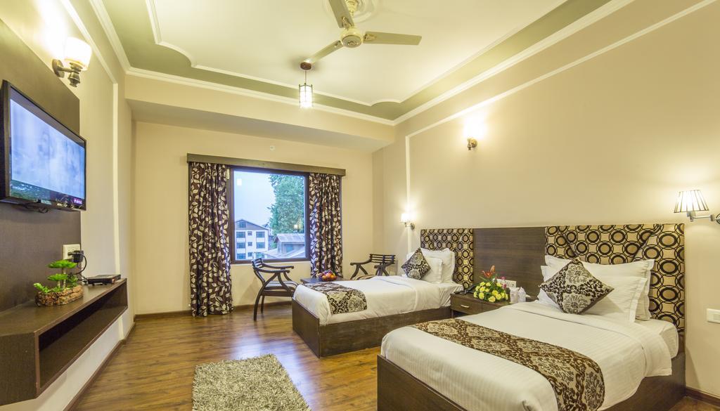 Palette - Solar Residency Hotel Srīnagar Buitenkant foto
