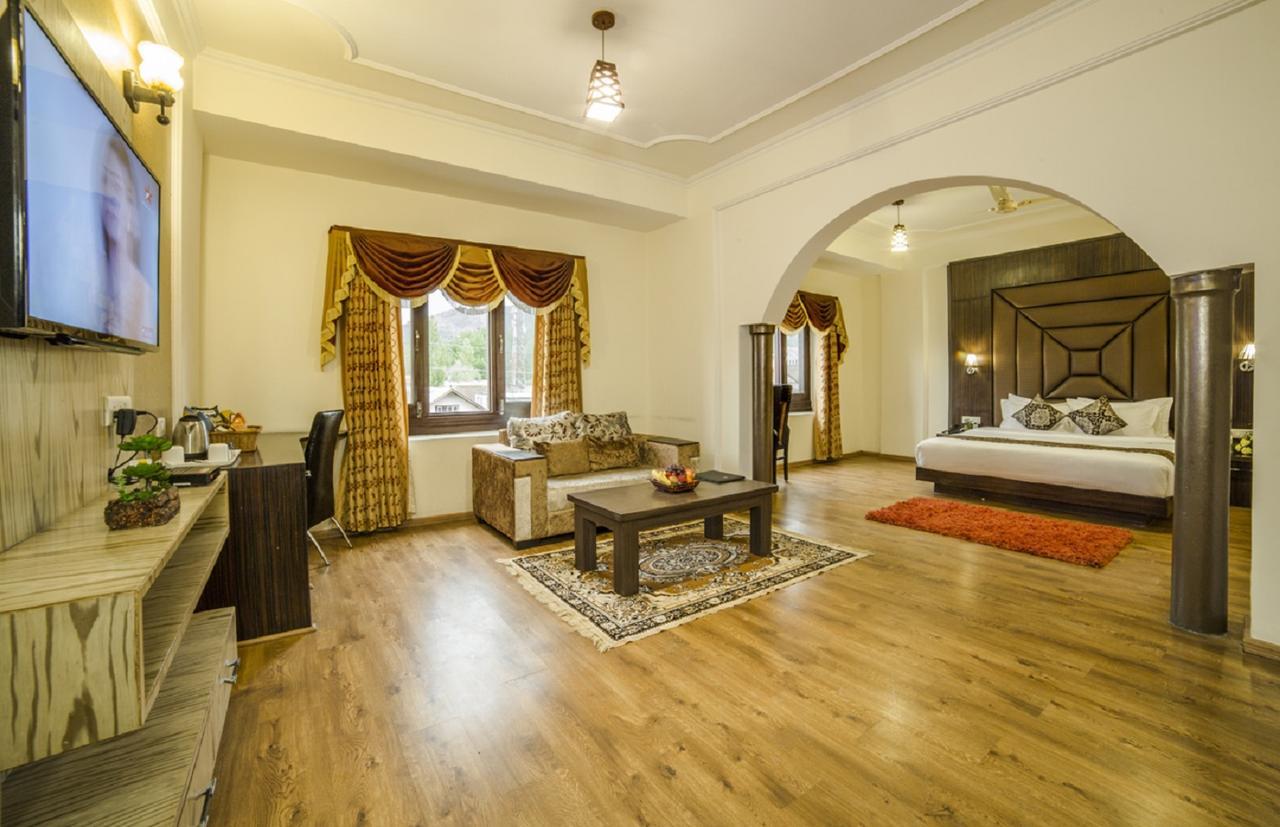 Palette - Solar Residency Hotel Srīnagar Buitenkant foto
